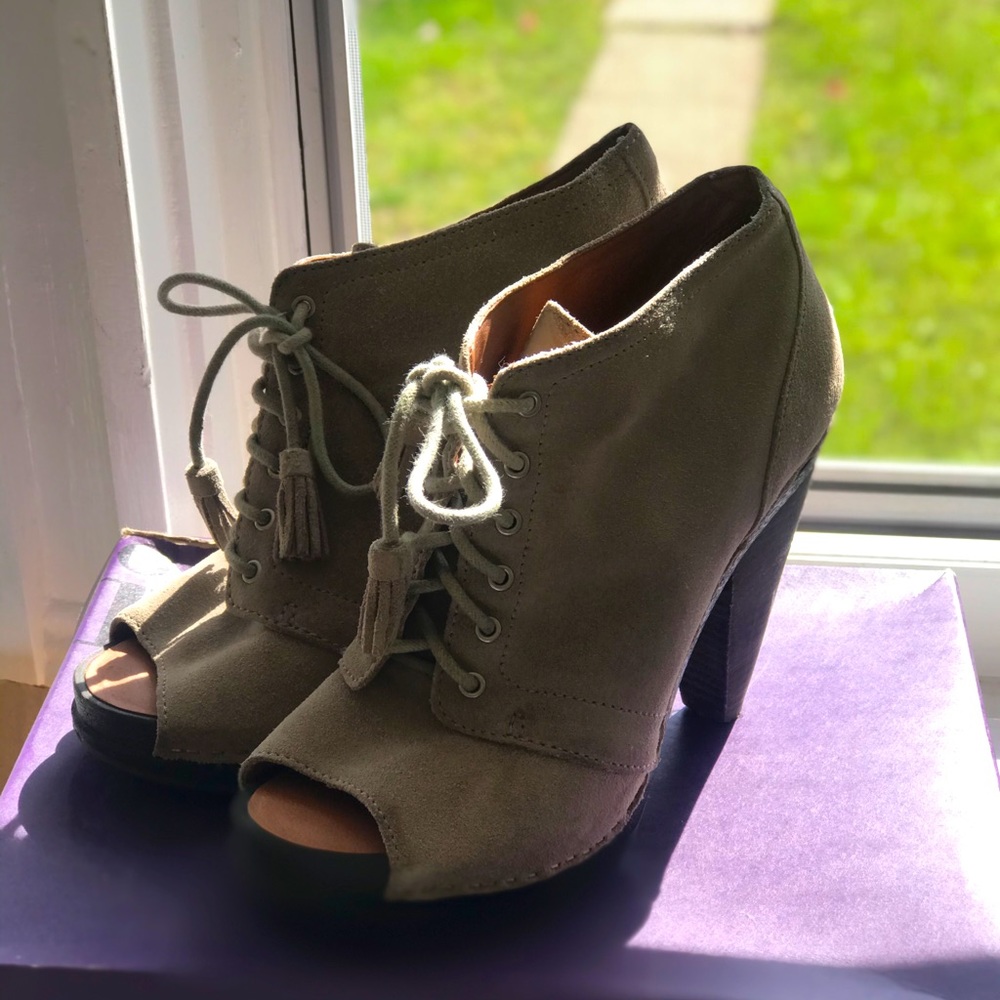 Open toe booties. Super cute for fall! 🍁🍂